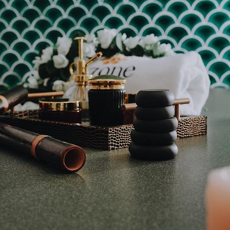 Doubletree By Hilton Fujairah City Exteriér fotografie A collection of makeup products