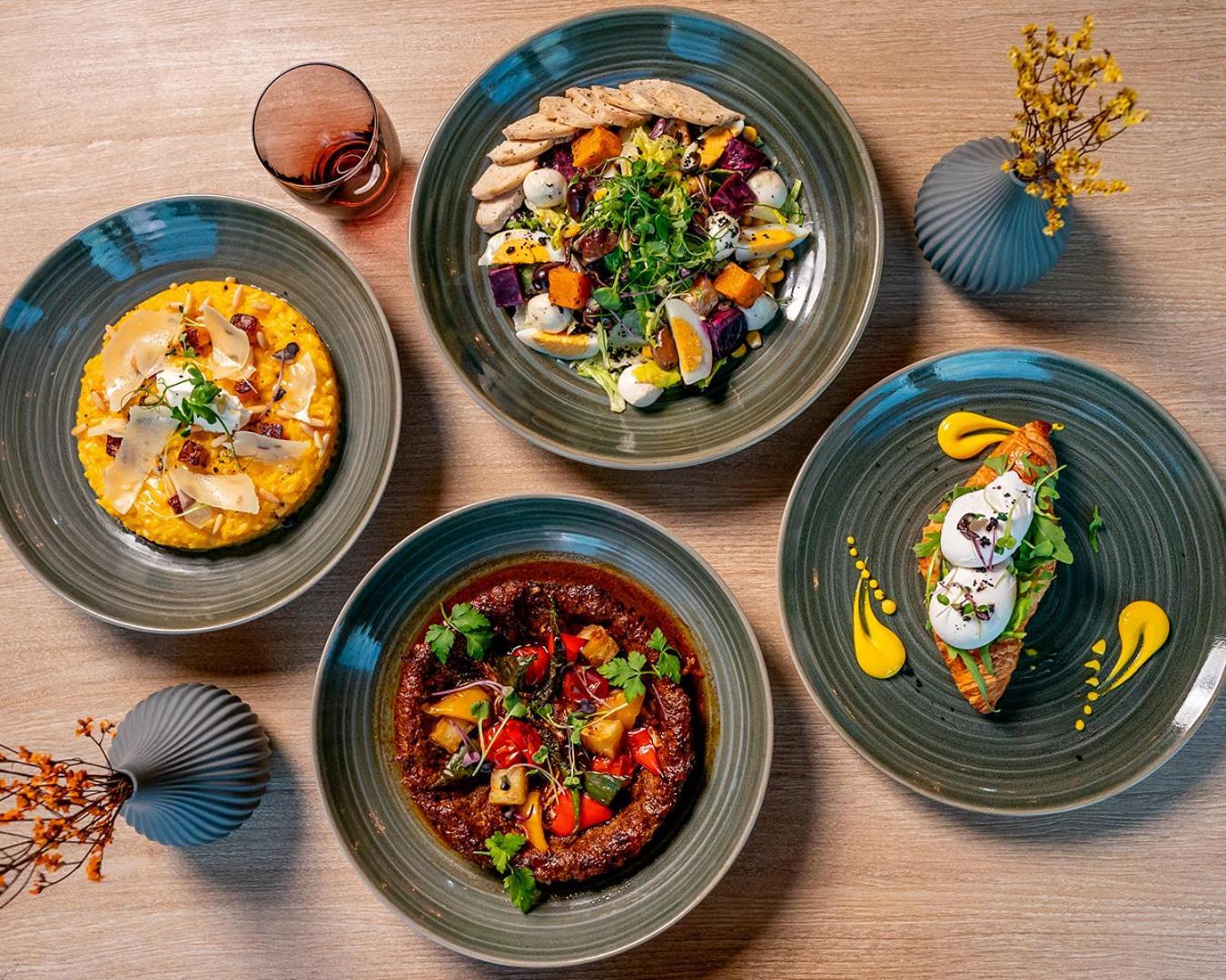 Doubletree By Hilton Fujairah City Exteriér fotografie Dishes at the restaurant