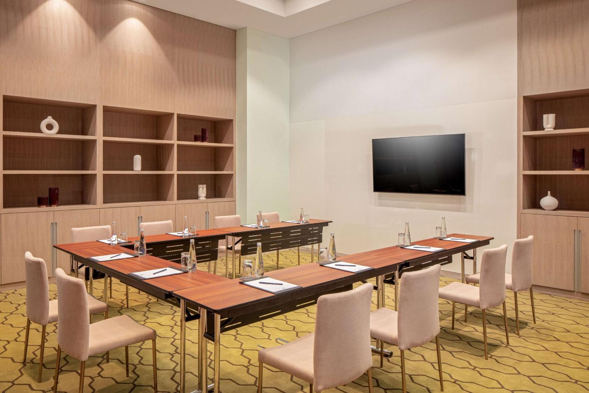 Doubletree By Hilton Fujairah City Exteriér fotografie Meeting room