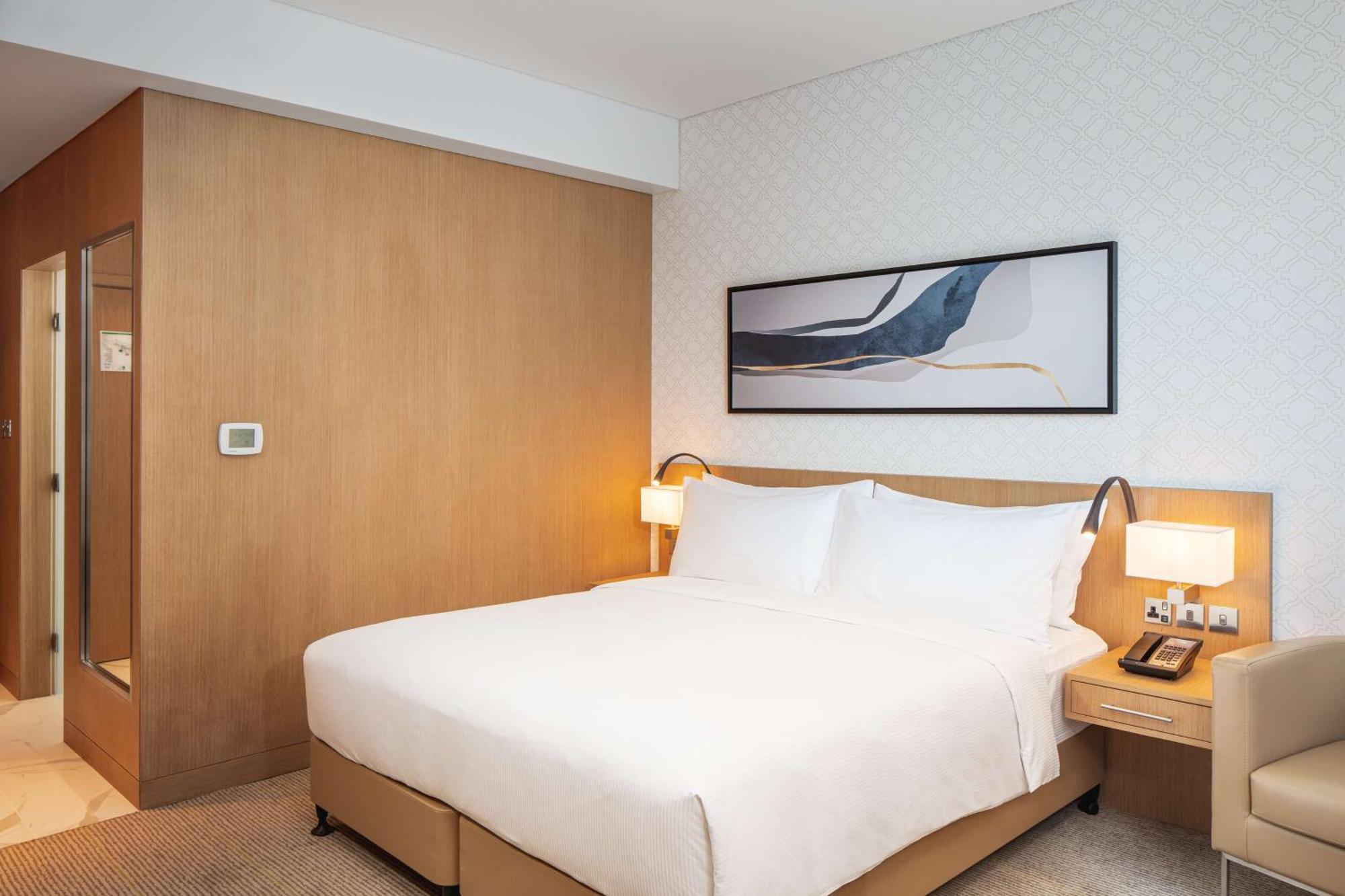 Doubletree By Hilton Fujairah City Exteriér fotografie A room at the hotel