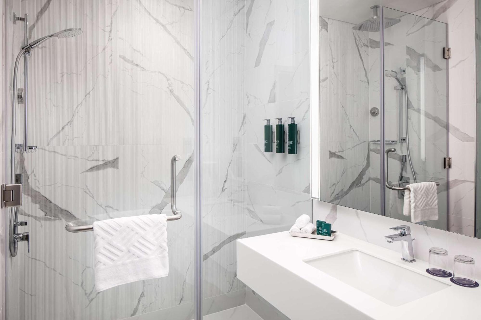Doubletree By Hilton Fujairah City Exteriér fotografie Bathroom