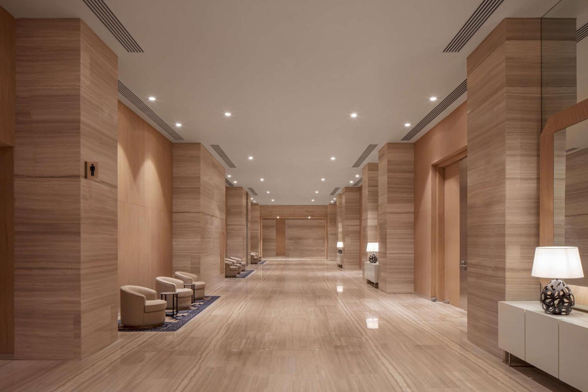 Doubletree By Hilton Fujairah City Exteriér fotografie The interior of the hotel