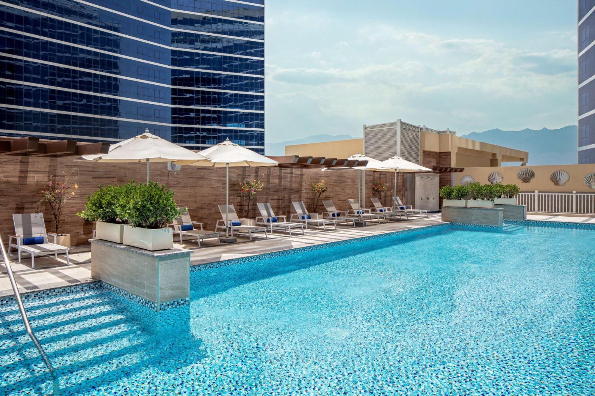 Doubletree By Hilton Fujairah City Exteriér fotografie The swimming pool at the hotel