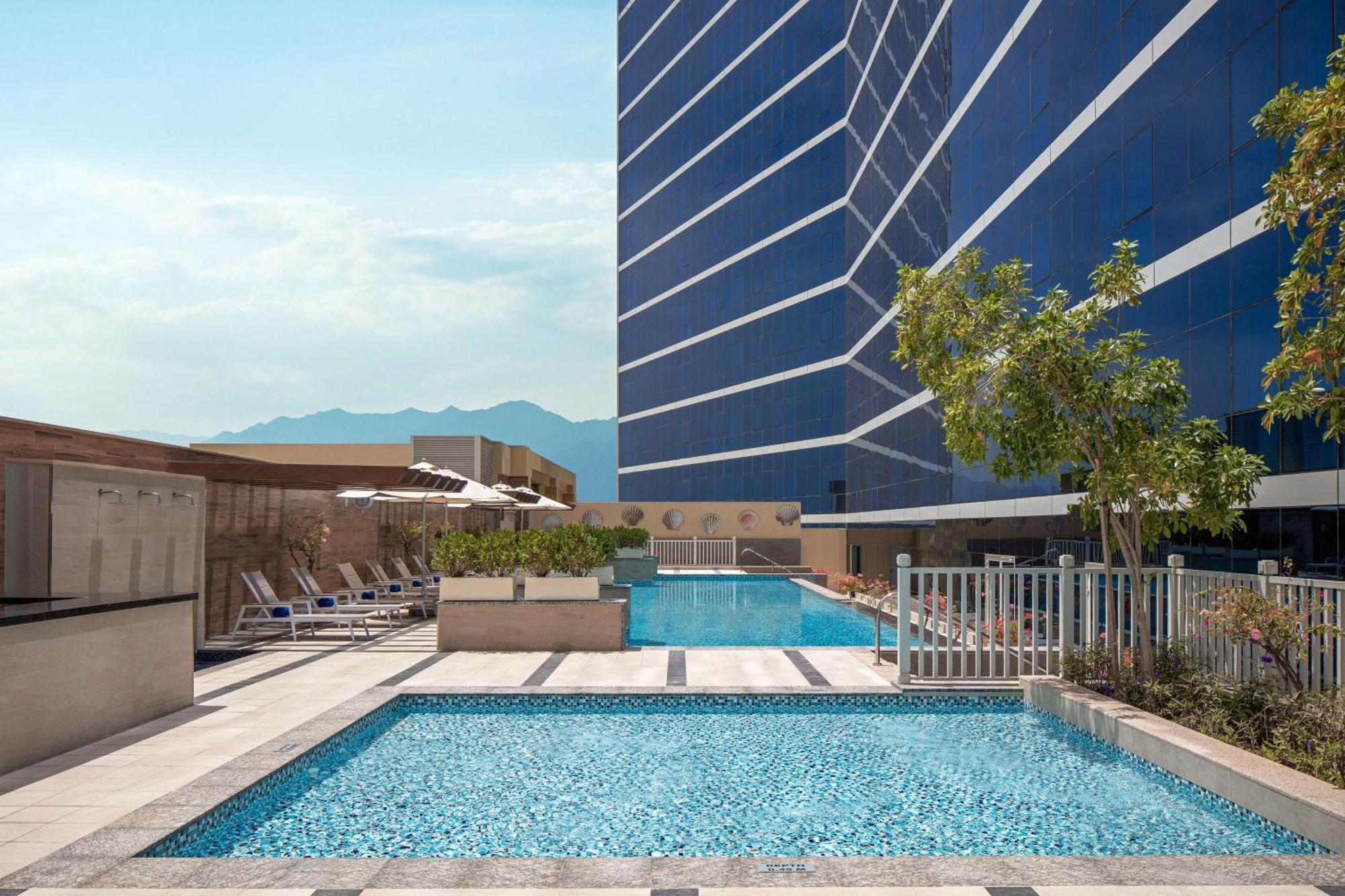 Doubletree By Hilton Fujairah City Exteriér fotografie The swimming pool